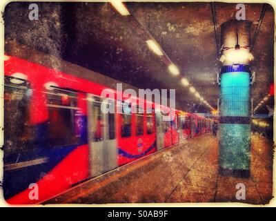 DLR-Zug am Bahnsteig, Gärten Inselbahnhof, London, UK Stockfoto