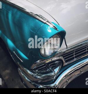 Detail der Kühlergrill und Scheinwerfer der klassischen blau-weißen Ford Fairlane, circa 1955-1957 Stockfoto