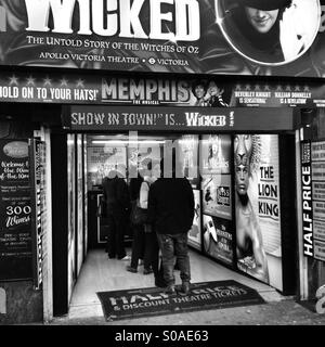 Schwarz / weiß Bild von Menschen, die Schlange für die Theaterkarten an einem Kiosk am Leicester Square in London Stockfoto