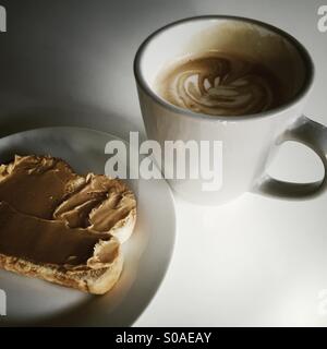 Latte und Peanut Butter Sandwich Stockfoto