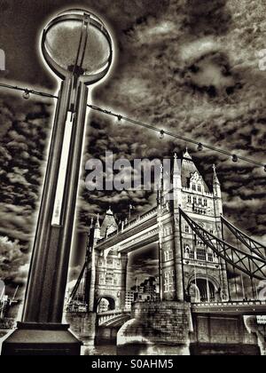 Tower Bridge, London, vom Südufer der Themse. Eine HDR monochrome Ansicht. Tower Bridge wurde zwischen 1886 & 1894 erbaut. Stockfoto