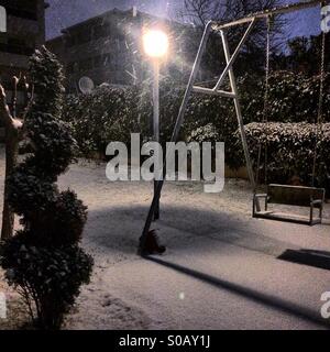 Schaukel im Schnee Stockfoto