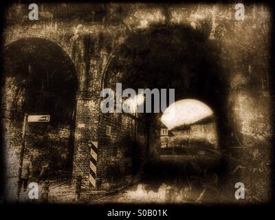 Unter einer Eisenbahn Brücke, Hanwell, West London, England, Vereinigtes Königreich, Europa Stockfoto