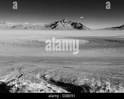 Reifenspuren machen einen perfekten Kreis in der Wüste nahe den Bonneville Salt Flats in West-Utah. Stockfoto