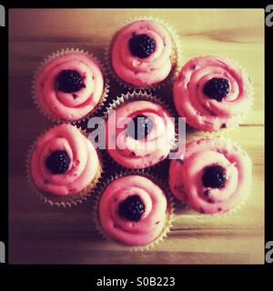 BlackBerry Feenkuchen oder Tasse Kuchen Stockfoto
