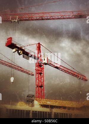 Hohen Turmkräne auf der Baustelle Stockfoto