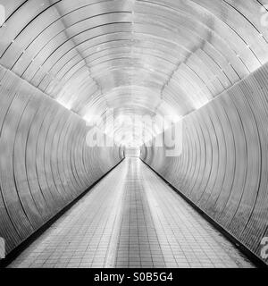 Schwarz / weiß Bild des Brunkeberg Tunnels in Stockholm, Schweden. Stockfoto