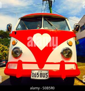 Ein Oldtimer VW-Bus mit einem herzförmigen logo Stockfoto