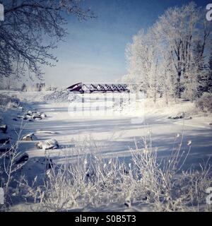 Calgary Friedensbrücke und Prince es Island Park, an einem Wintertag. Stockfoto