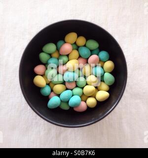 Schüssel mit kleinen Zucker bedeckten Schokoladeneier. Stockfoto