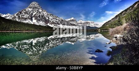 Mount Chephren und Wasservögel See gesehen von der Icefields Parkway im Banff Nationalpark, Alberta, Kanada. Stockfoto