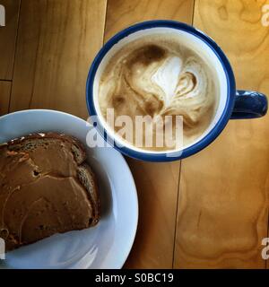 Frühstück - Peanut Butter Sandwich und latte Stockfoto