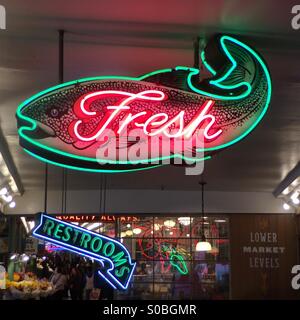 "Frischfisch" unterzeichnen, Neon Sign, Pike Place Market, Wahrzeichen der Stadt, Seattle, Washington, USA, 2015 Stockfoto