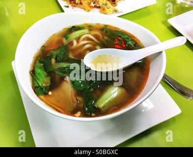 weiße Schale mit Udon-Nudeln mit Gemüse Stockfoto