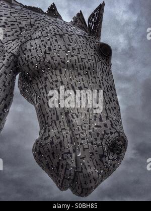 Einer der "The Kelpies", 30 Meter mythischen Pferdkopf Metallkonstruktionen Künstlers Andy Scott bei der Helix, neben den Forth und Clyde Canal in der Nähe von Grangemouth, Falkirk, Schottland. Stockfoto