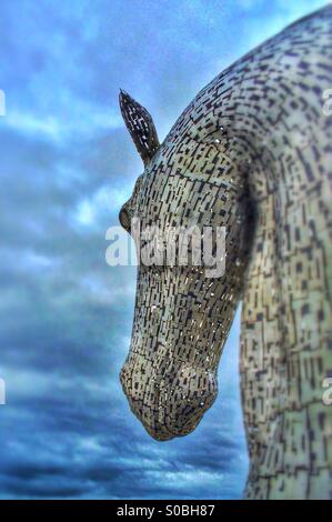 Einer der "The Kelpies", 30 Meter mythischen Pferdkopf Metallkonstruktionen Künstlers Andy Scott bei der Helix, neben den Forth und Clyde Canal in der Nähe von Grangemouth, Falkirk, Schottland. Stockfoto