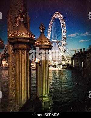 Das London Eye von Westminster Bridge Stockfoto