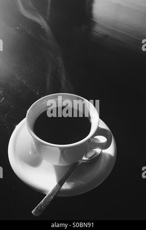 Dampf steigt von frisch gebrühtem Kaffee. In schwarz und weiß. Stockfoto