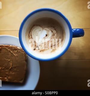 Frühstück-Latte und Peanut Butter sandwich Stockfoto