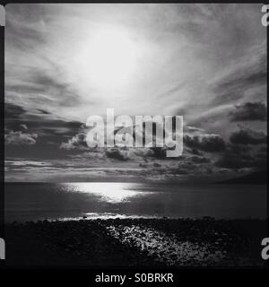 Sonne, Wolken und Sonne am Meer und Strand Stockfoto