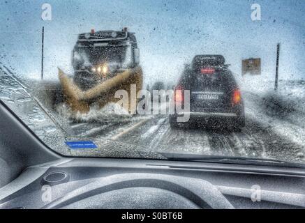 Schneepflug Hochebene Hardangervidda in Norwegen einen Konvoi von Autos überfahren. Stockfoto