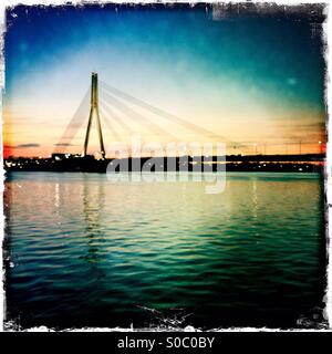 Riga, Lettland, Cable stayed bridge am Daugava. Stockfoto