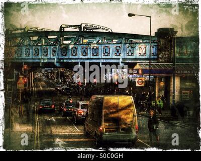 Die Metropolitan-Viadukt auf Kilburn High Road zeigt Kilburn Underground Station, North West London, England, Vereinigtes Königreich, Europa Stockfoto