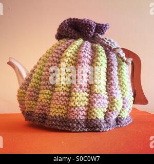 Handmade gestrickt Tee gemütlich auf einem Edelstahl-Teekanne Stockfoto