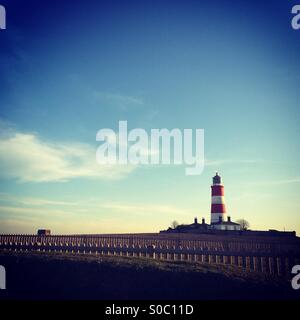 Happisburgh Lighthouse in Norfolk, fotografiert aus der Ferne bei Sonnenuntergang Stockfoto