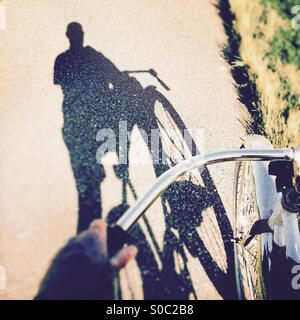 Ein Schatten ein Radfahrer auf einem Radweg. Stockfoto
