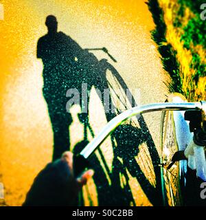 Ein Schatten ein Radfahrer auf einem Radweg. Stockfoto