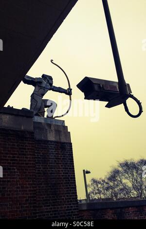 Archer Statue East Finchley unterirdischen vs. CCTV-Kamera. Stockfoto