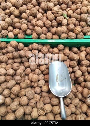 Walnüsse im Supermarkt Stockfoto