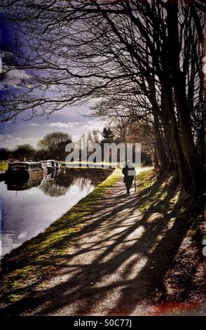 Mann mit Spazierstock Kanal Leinpfad entlang Stockfoto