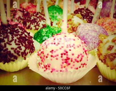 Cake Pops perfekt gemacht und in weißer Schokolade getaucht. Aber jeder weiß, dass die Streusel sind was sie so besonders machen! Stockfoto