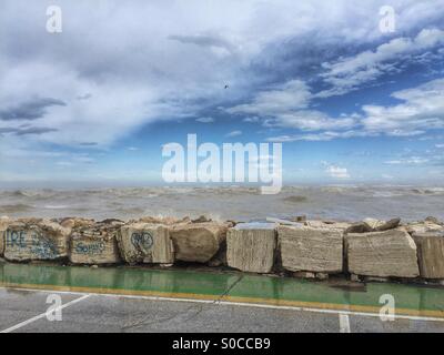 Stürmische Adria während einem Frühlingstag, März Monat, San Benedetto del Tronto, Italien Stockfoto