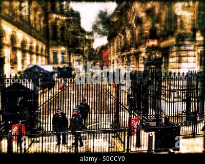 Bewaffnete Wachen vor 10 Downing Street, Whitehall, City of Westminster Central London, England, Vereinigtes Königreich, Europa Stockfoto