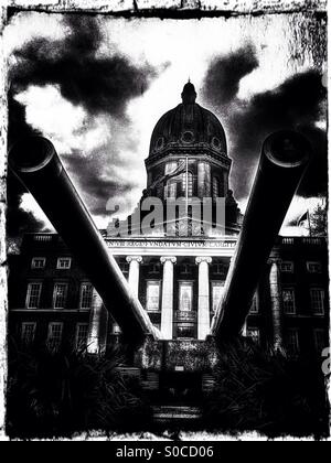 Fassade des Imperial War Museum zeigt zwei 15-Zoll-Schiffsgeschütze in der ständigen Ausstellung, Lambeth Road, London Borough Of Lambeth, England, Vereinigtes Königreich, Europa Stockfoto