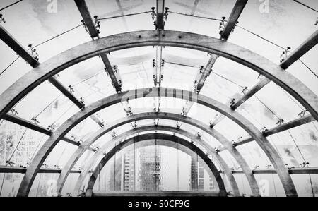 Überdachten Gehweg über Calgary Ctrain verfolgt. Die Innenstadt von Calgary, Alberta, Kanada. Stockfoto