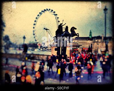 Ansicht von Boadicea (Boudicca) und ihre Töchter Skulptur am Westminster Pier zeigt das London Eye, City of Westminster, Central London, England, Vereinigtes Königreich, Europa Stockfoto