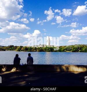 Menschen mit Blick auf das Glockenspiel am Lake Burley Griffin in Canberra Australien Stockfoto