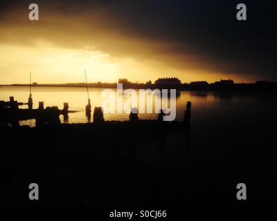 Sonnenuntergang über dem Fluss Deben, Fähre von Felixstowe, Suffolk, UK. Stockfoto