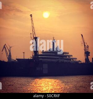 Sonnenuntergang über eine Luxus-Yacht im Hafen von Hamburg Stockfoto