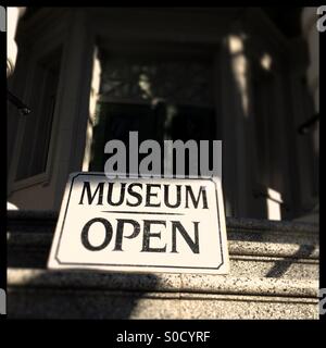 Museum Schild "geöffnet" im McHenry Museum. Modesto, Kalifornien, USA Stockfoto