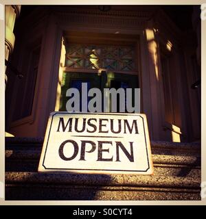 Museum Schild "geöffnet" im McHenry Museum. Modesto, Kalifornien, USA Stockfoto