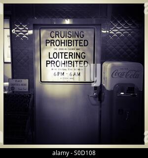 Eine Cruising verboten Verkehr melden die American Graffiti-Ausstellung im Musée McHenry. Modesto, Kalifornien, USA Stockfoto