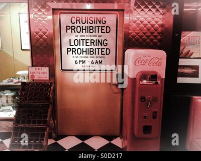 Eine Cruising verboten Verkehr melden die American Graffiti-Ausstellung im Musée McHenry. Modesto, Kalifornien, USA Stockfoto