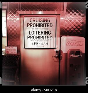 Eine Cruising verboten Verkehr melden die American Graffiti-Ausstellung im Musée McHenry. Modesto, Kalifornien, USA Stockfoto