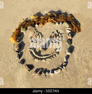 Spaß, glücklich, Smiley-Gesicht im Sand Stockfoto