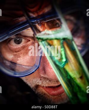 Wissenschaftler untersuchen Reaktion im Reagenzglas Stockfoto